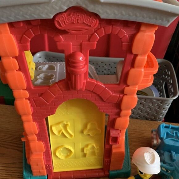 Play-Doh Town Fire Station firetruck, police motorcycle and Figures - Picture 4 of 6